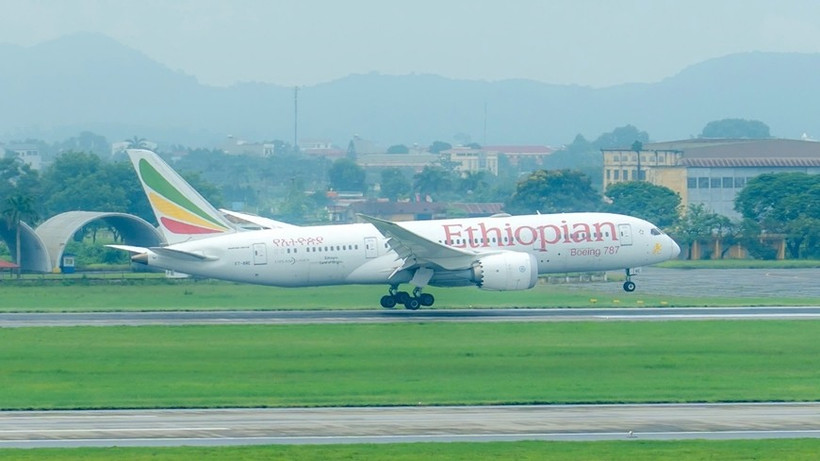 Flight ET0678 operated by Ethiopian Airlines lands safely at Noi Bai International Airport. (Photo: qdnd.vn)