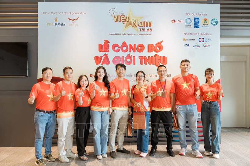 The “My Vietnam 2025” marathon sets Vietnam marathon record for the largest number of participants wearing the national “Red Flag with Yellow Star” shirt. (Photo: VNA)