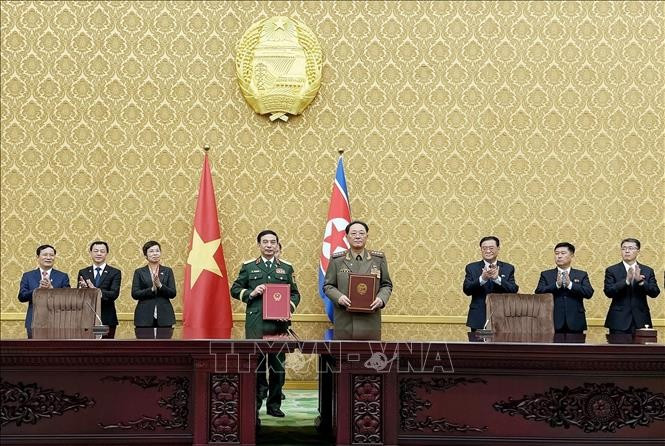 The signing ceremony of a letter of intent on defence cooperation between the Vietnamese and DPRK Ministries of National Defence on October 10 (Photo: VNA)