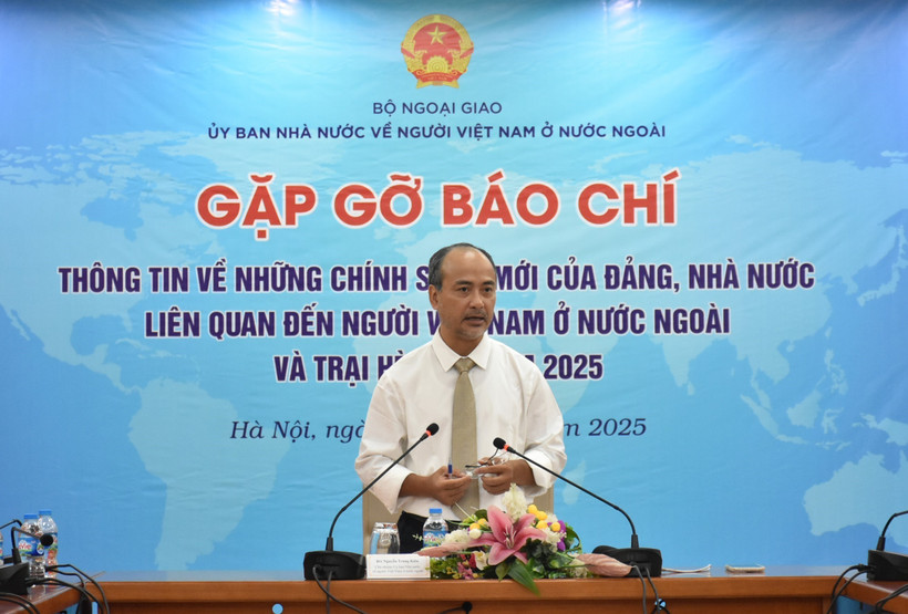Nguyen Trung Kien, Chairman of the State Committee for Overseas Vietnamese, speaks at the press briefing. (Photo: VNA)