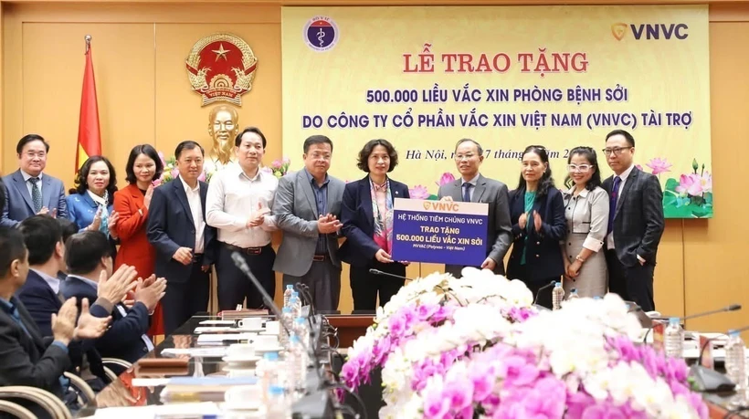 The Ministry of Health (MoF) receives 500,000 doses of measles vaccine presented by the Vietnam Vaccine JSC (Photo: VNA)