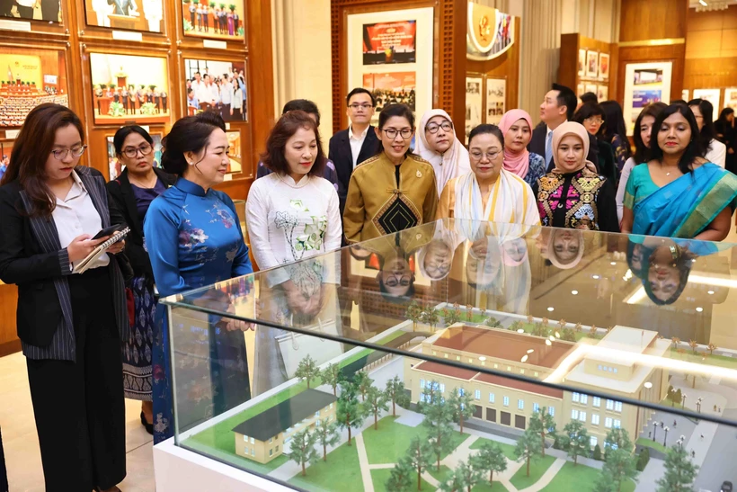 Participants tour the NA’s Tradition Hall (Photo: VNA)