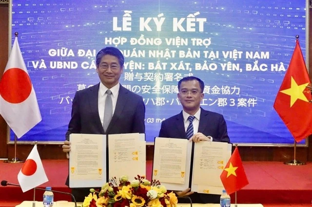 Ambassador of Japan to Vietnam Ito Naoki at the official signing ceremony for non-refundable aid projects in Lao Cai province March 3. (Photo: VNA)