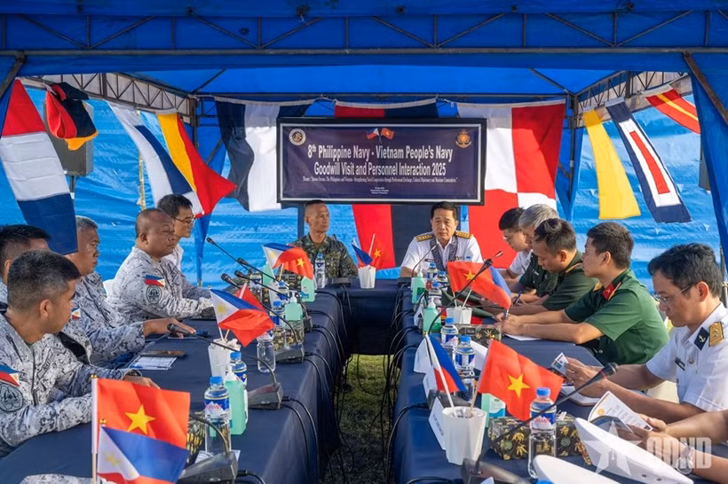At a meeting between the delegations from the Vietnam People’s Navy and the Philippine Navy. (Photo: qdnd.vn)