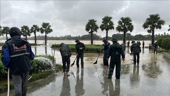 Military officers and soldiers mobilised to clean up a flooded area in Hue city. (Photo: VNA)