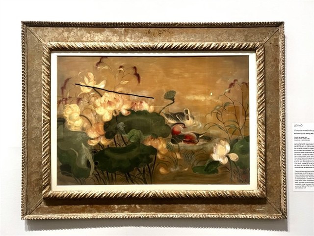 Ink-and-gouache-on-silk painting Mandarin Ducks and Lotus by Le Pho is on show at the Cernuschi Museum. (Photo: VNS)