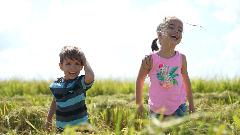 Cuban children play on a rice field in Cuba (Photo: VNA)