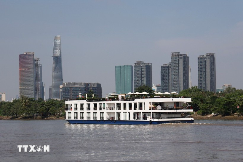 A luxury cruise ship carrying visitors along the Saigon River in Ho Chi Minh City. (Photo: VNA)
