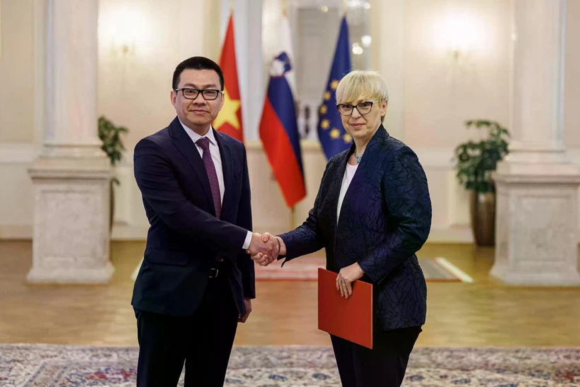 Vietnamese Ambassador Vu Le Thai Hoang (left) and Slovenian President Natasa Pirc Musar. (Source: Office of the President of Slovenia)