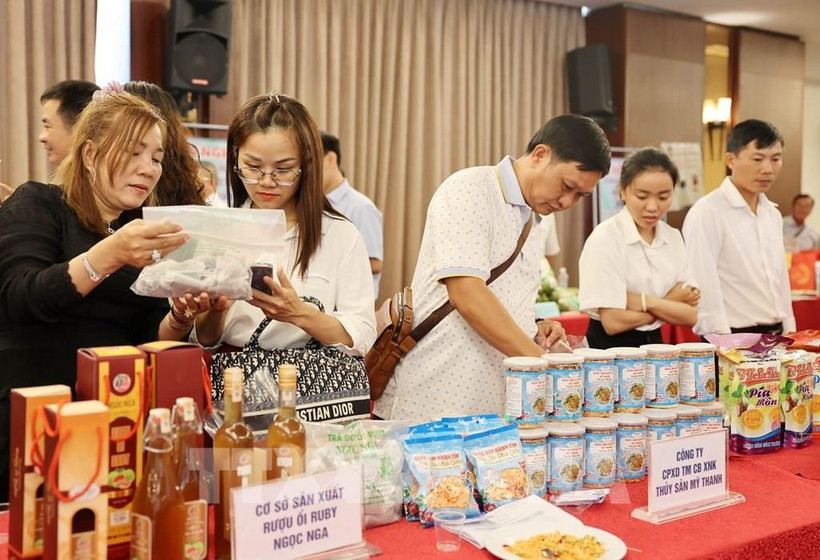Product showcase at a business networking (Photo: VNA)