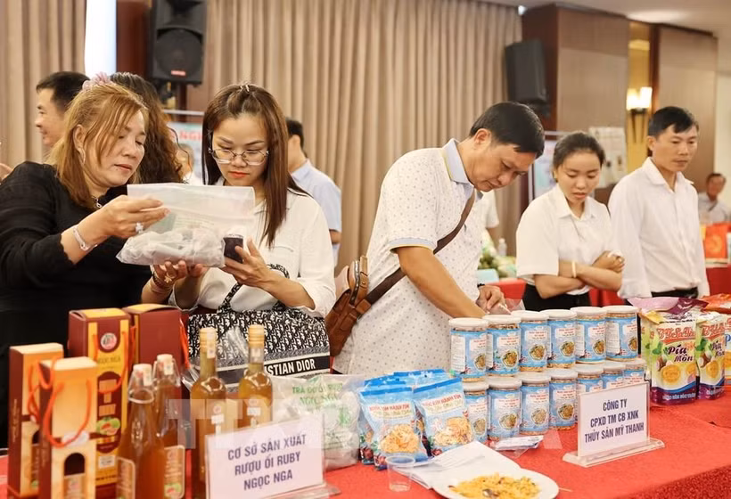 Product showcase at a business networking (Photo: VNA)