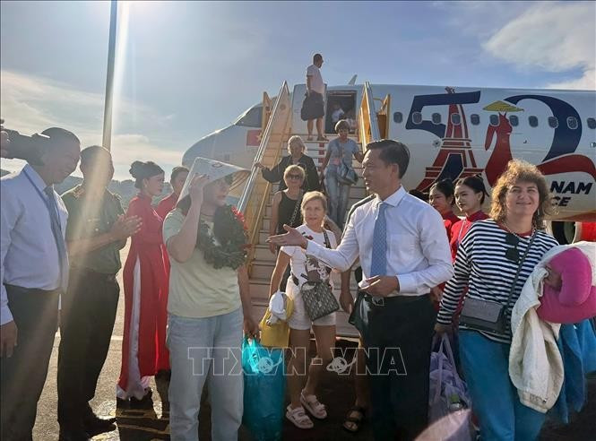 Russian tourists welcomed at Phu Quoc International Airport (Photo: VNA)