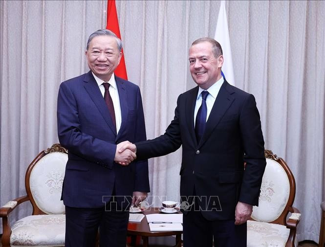 Party General Secretary To Lam (L) meets with Dmitry Medvedev, Chairman of the United Russia Party and Deputy Chairman of the Security Council of Russia, in Pyongyang on October 10. (Photo: VNA)