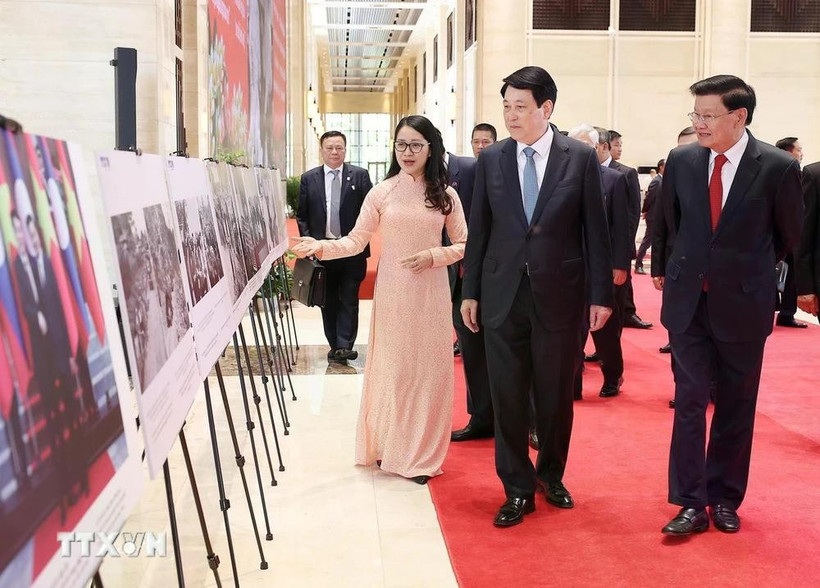 President Luong Cuong and Lao Party General Secretary and President Thongloun Sisoulith attend the exhibition (Photo: VNA)