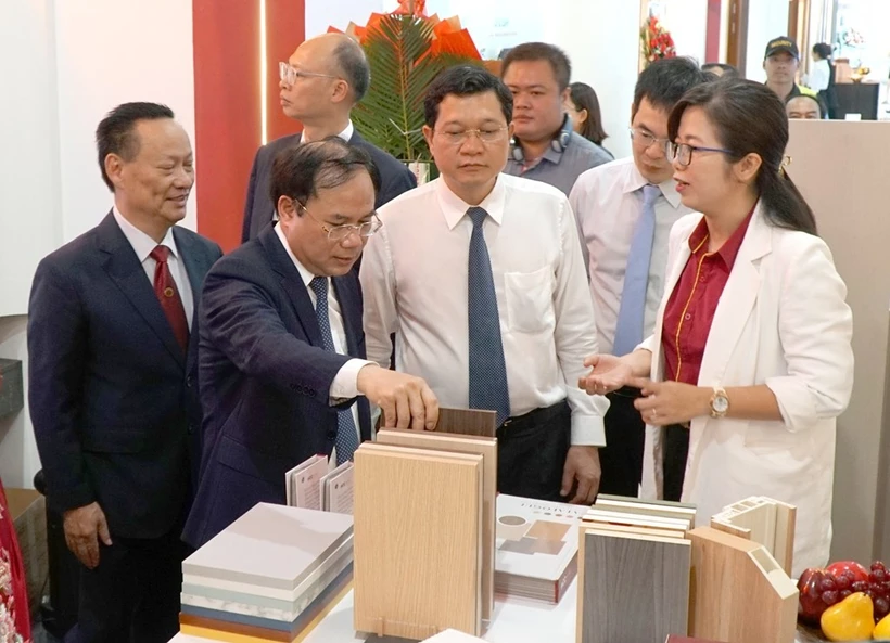 Visitors at the exhibition (Photo: VNA)