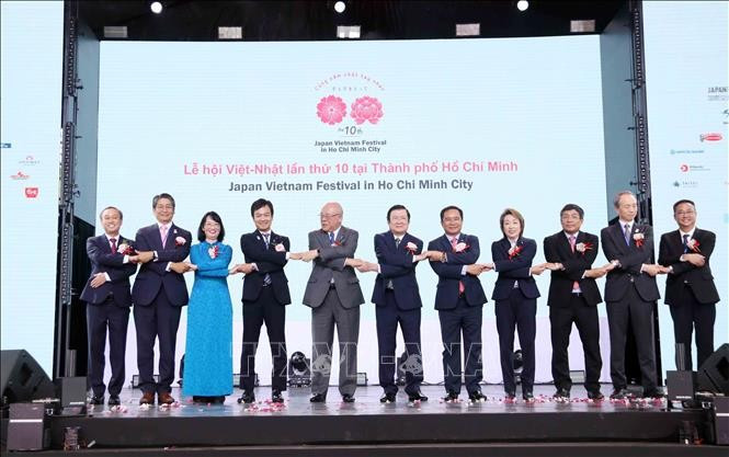 Vietnamese and Japanese delegates pose for a photo at the opening of the festival (Photo: VNA)