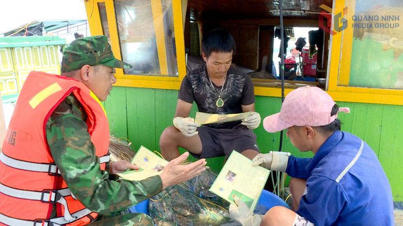 Border guards at Co To Border Post educate fishermen about IUU regulations. (Photo: baoquangninh)