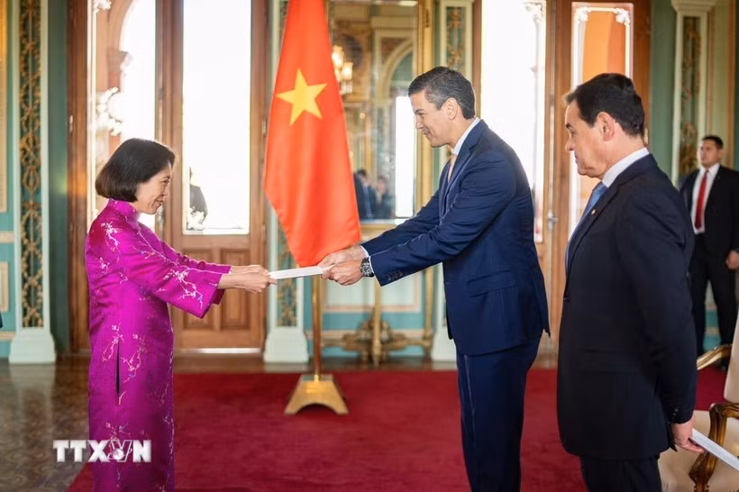 Vietnamese Ambassador Ngo Minh Nguyet presents her credentials to President of Paraguay Santiago Pena Palacios (Photo: VNA)