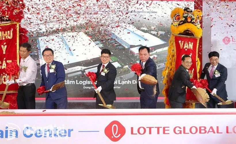 Chairman of the Dong Nai provincial People's Committee Vo Tan Duc and delegates perform the sand-shoveling ceremony to break ground on the project. (Source: Dong Nai Newspaper)