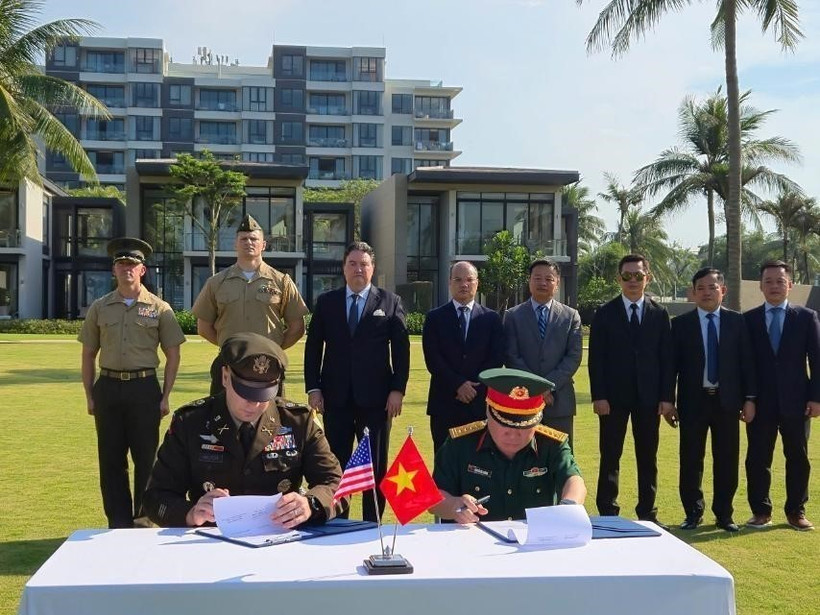 The signing ceremony for the handover of the remains. (Photo: VNA)