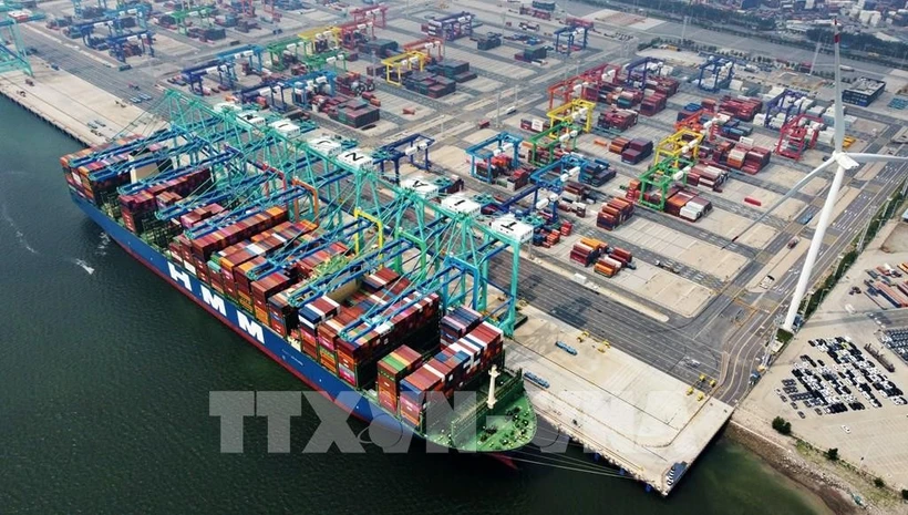 Bustling cargo scene at Tianjin Port, China (Photo: VNA)