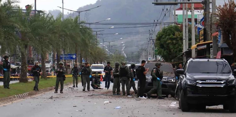 Security officials examine the bombing site in Bannang Sata district, Yala, on February 23. (Photo: Bangkokpost)