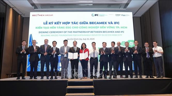 At the signing ceremony for the partnership between Becamex Binh Duong and IFC in HCM City on July 16, 2025.