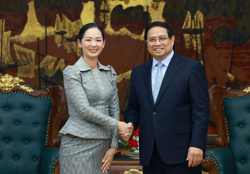 Prime Minister Pham Minh Chinh receives Cambodian Minister of Commerce Cham Nimul (Photo: VNA)