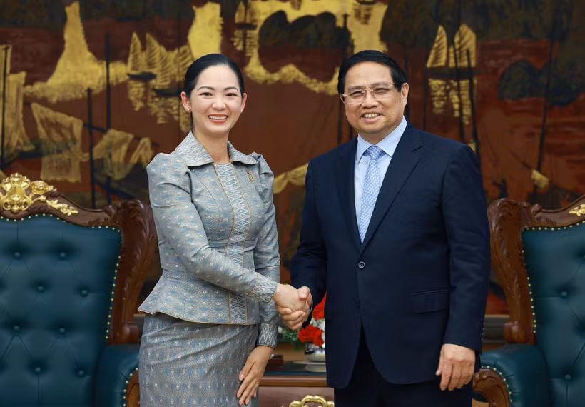 Prime Minister Pham Minh Chinh receives Cambodian Minister of Commerce Cham Nimul (Photo: VNA)