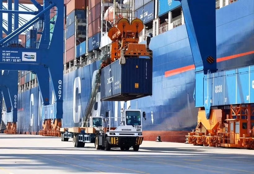 Loading goods at the Gemalink port in Ba Ria-Vung Tau province. (Photo: VNA).