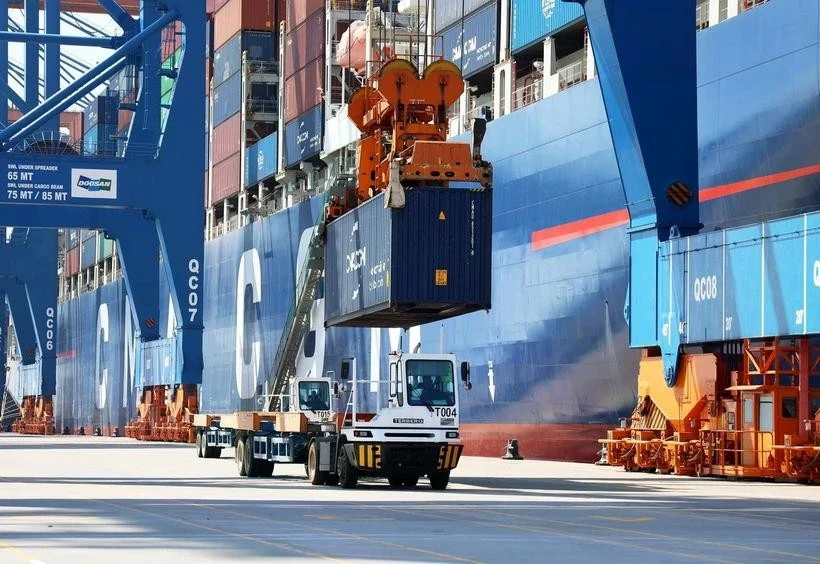 Laoding goods at the Gemalink port in Ba Ria-Vung Tau province. (Photo: VNA).