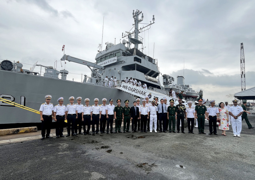 Crew members of the Indian Navy's ship INS Darshak and representatives of the High Command of the Vietnam People's Navy, the HCM City Department of External Relations, and the Vietnamese Ministry of National Defence pose for a group photo. (Photo: VNA)