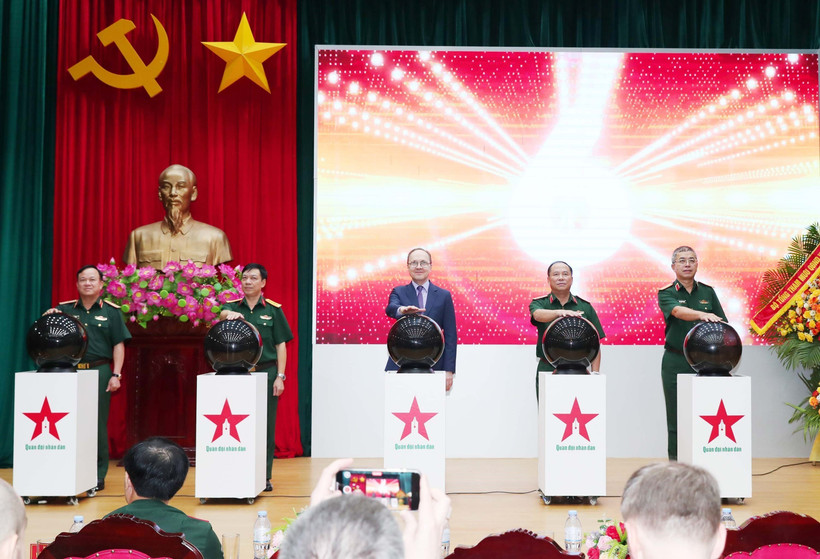 Maj. Gen. Bo, Ambassador Bezdetko, and other delegates jointly activated the online edition at ru.qdnd.vn (Photo: VNA)
