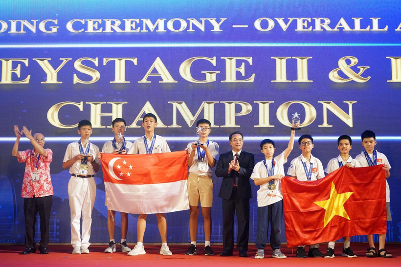 Vietnam and Singapore were named overall champions (Photo: VNA)