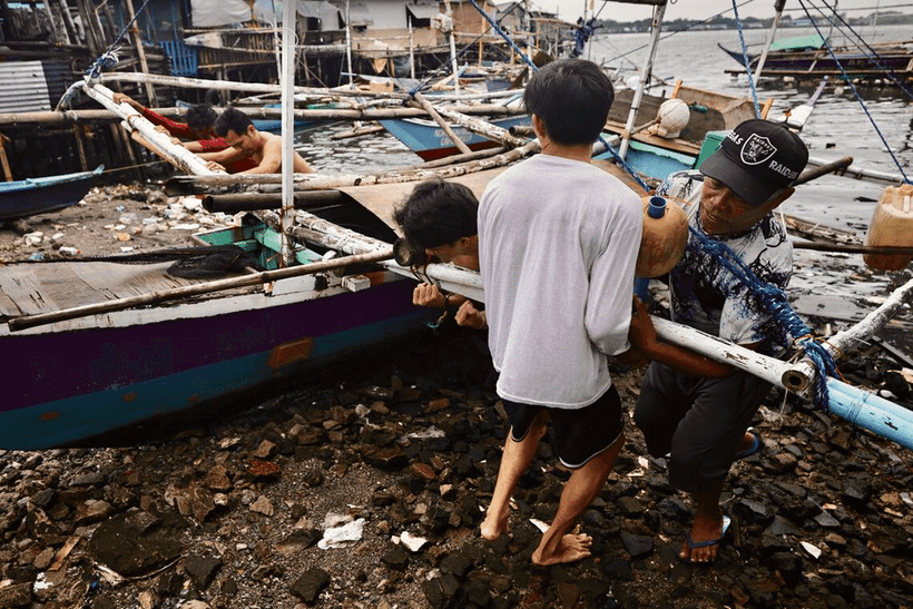 Fishermen secure a boat in anticipation of an approaching storm in Cavite city, south of the capital Manila. (Photo: EPA)