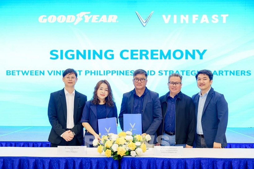 Representatives from VinFast and Goodyear Philippines at the signing ceremony (Photo: VNA)