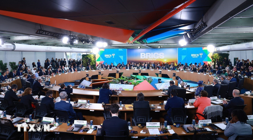 A high-level discussion session at the expanded BRICS Summit 2025. (Photo: VNA)