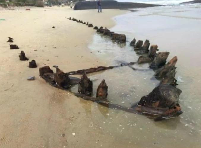 A recently uncovered shipwreck off Thinh My coast in Hoi An city (Photo: baotuoitre)