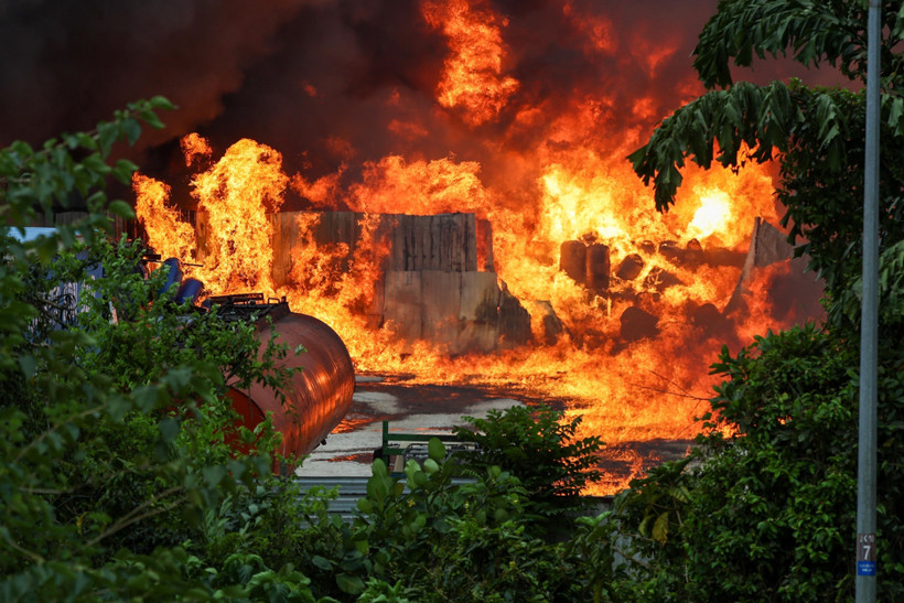 A Massive fire destroys oil storage facility in Malaysia. (Photo: VNA)