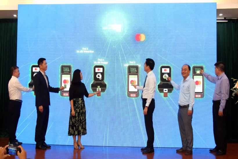 Ho Chi Minh City's Department of Transport launches Open-Loop integrated cashless payment system for public transport. (Photo: VNA)