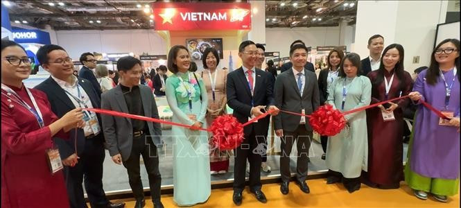 Vietnamese Ambassador to Singapore Tran Phuoc Anh and representatives from the Ho Chi Minh City Department of Tourism inaugurate the Vietnam – Ho Chi Minh City Tourism Pavilion at ITB Asia 2025. (Photo: VNA)
