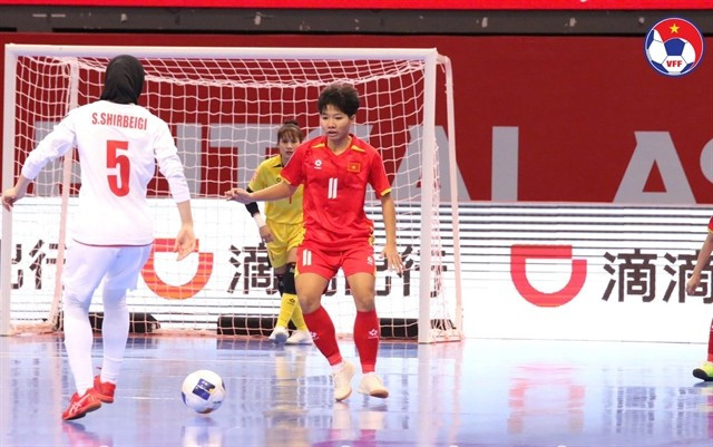 Vietnamese player K'Thua tries to stop Iranian Sara Shirbeigi during their Group B match of the AFC Women’s Futsal Asian Cup on May 11 in Hohhot, China. (Photo: VFF)
