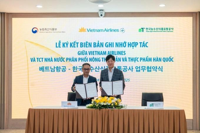 Le Minh Tuan (left), deputy head of passenger services at Vietnam Airlines, and Kim Kyoung Cheol, representative of aT, at the signing ceremony. (Photo: DBA Media)