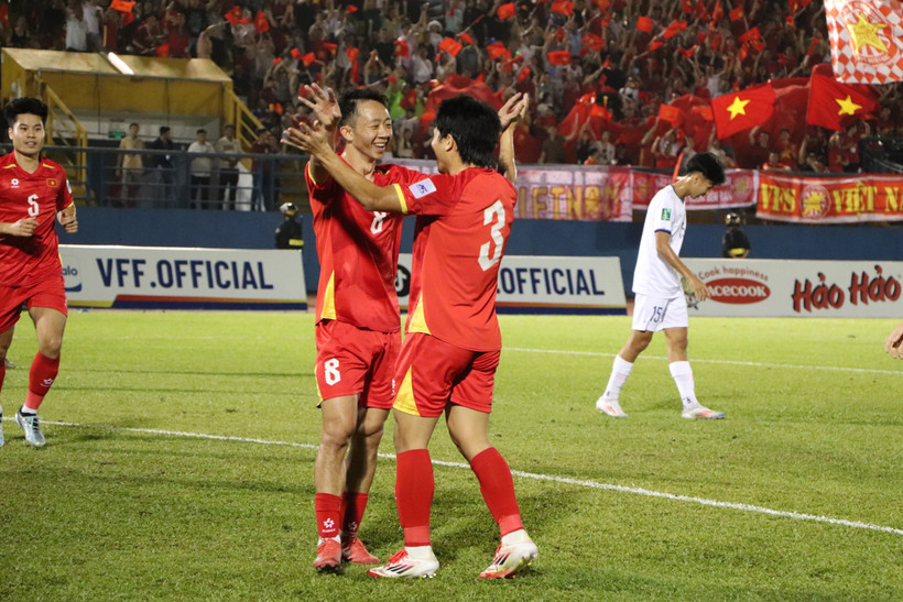 Chau Ngoc Quang (No. 8) celebrates with teammates after scoring Vietnam’s opening goal in the 11th minute. (Photo: VNA)