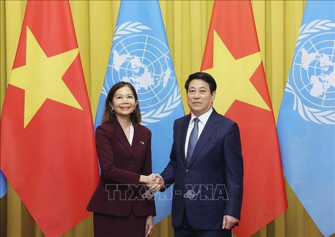 State President Luong Cuong (R) and Pauline Tamesis, United Nations (UN) Resident Coordinator in Vietnam. (Photo: VNA)
