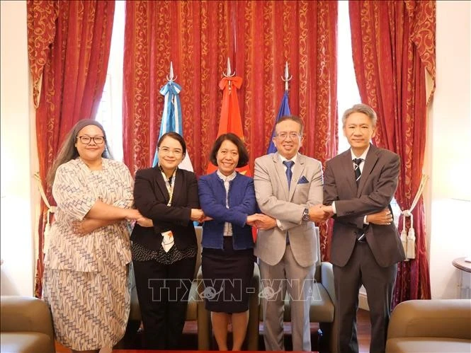 Vietnamese Ambassador Ngo Minh Nguyet (middle) poses for a photo with delegates at the event. (Photo: VNA)