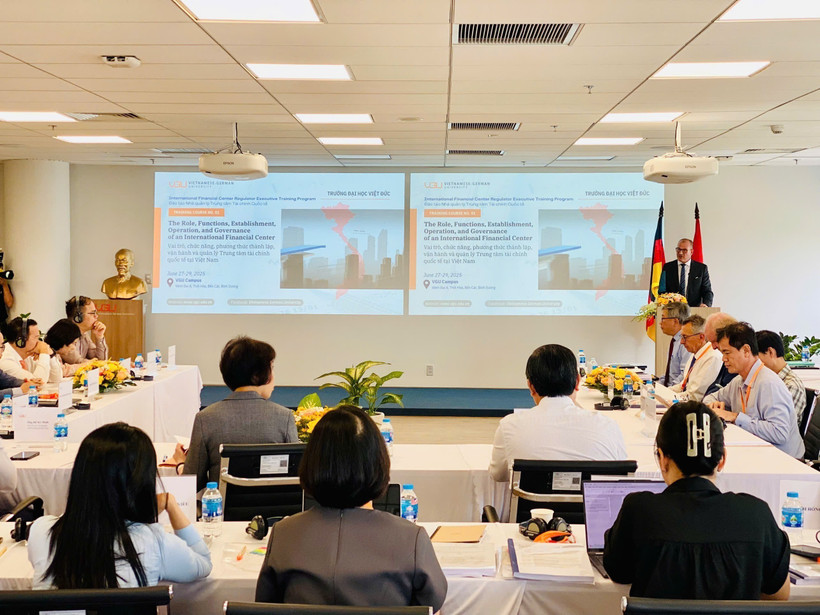 The course draws nearly 30 participants, including senior officials from HCM City, Da Nang, ministries, agencies, and commercial banks. (Photo: VNA)
