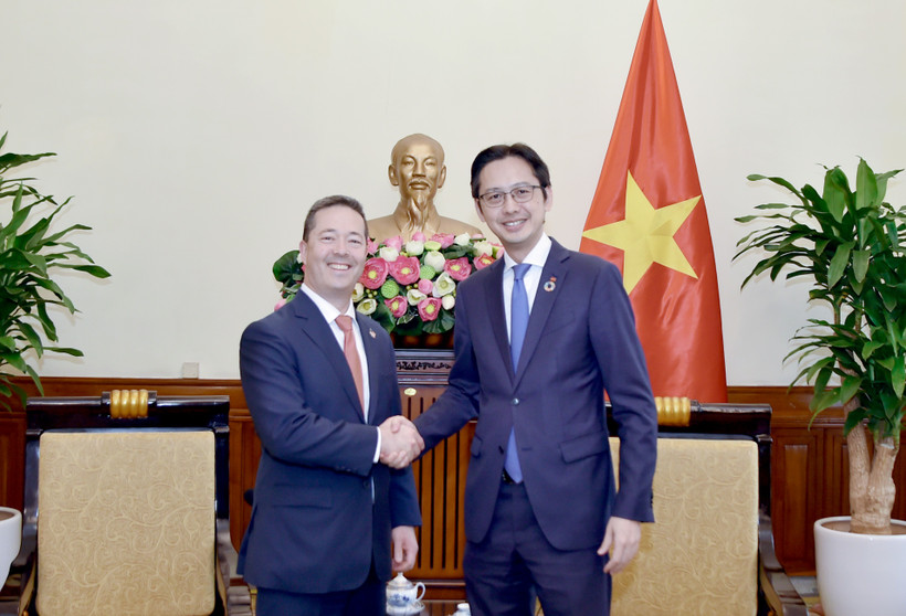 Deputy Minister of Foreign Affairs Do Hung Viet (R) and Sean Kotaro O’Neill, Senior Bureau Official for the Department of State's Bureau of East Asian and Pacific Affairs of the US. (Photo: VNA)