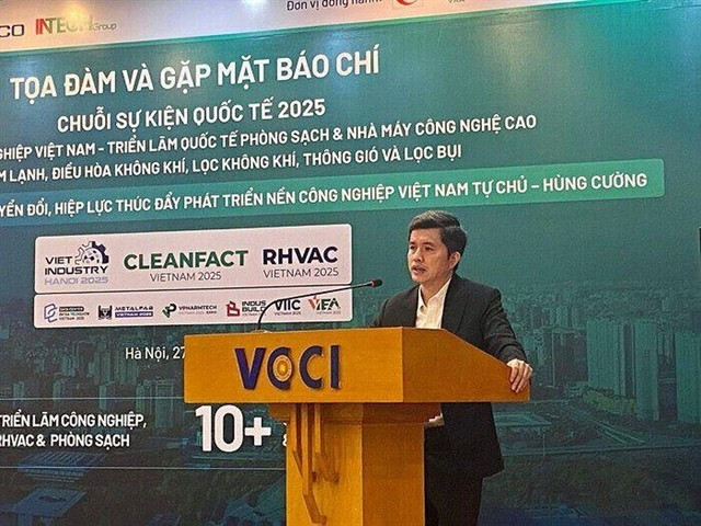 Luong Minh Huan, Director of the Enterprise Development Institute under the Vietnam Chamber of Commerce and Industry, speaks at the seminar. (Photo vnbusiness.vn)