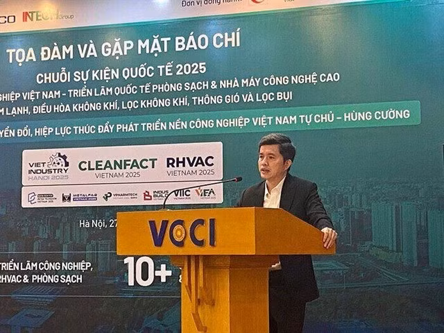 Luong Minh Huan, Director of the Enterprise Development Institute under the Vietnam Chamber of Commerce and Industry, speaks at the seminar. (Photo vnbusiness.vn)